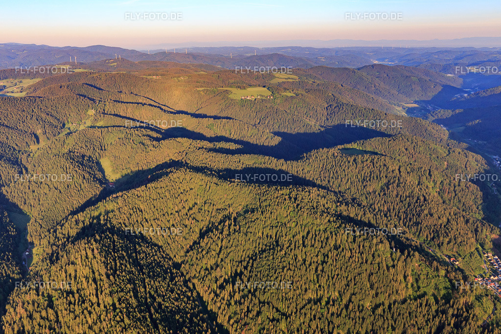 Schwarzwaldhügel im Morgenlicht | Luftbild: Schwarzwaldhügel im Morgenlicht in Schiltach im Bundesland Baden-Württemberg in Deutschland. Foto: IMG_114874.jpg vom 01.06.2019 durch Werner Riehm/FLY-FOTO.de - Realisiert mit Pictrs.com