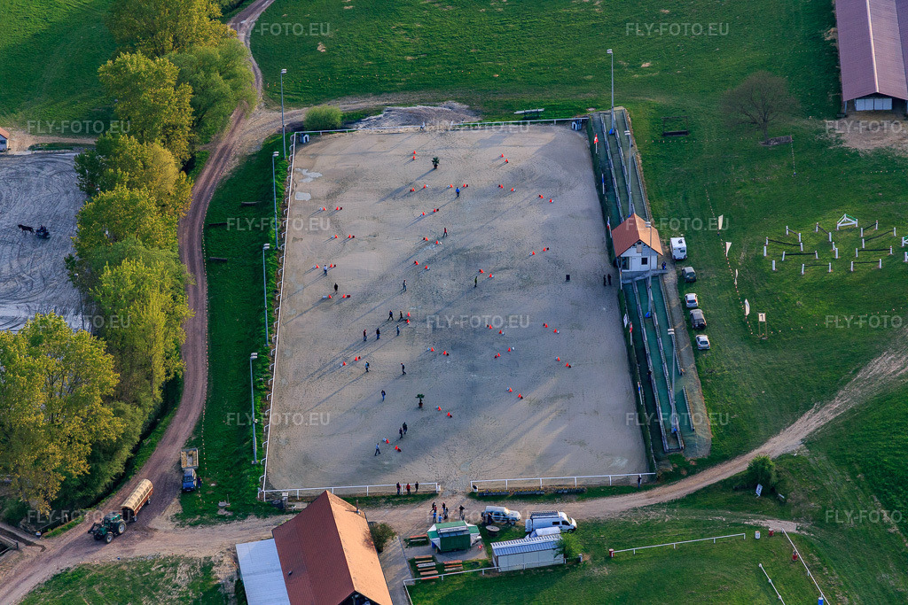 Vue aérienne: Tournoi équestre au Haras De La Née à Mothern dans le département Bas Rhin, France – .Photo: IMG_078007.jpg prise le 24/04/2015 par Werner Riehm/FLY-FOTO.eu – Résolution de l'original: 5472 x 3648 px – Haras de la Nee équitation chevaux concours
