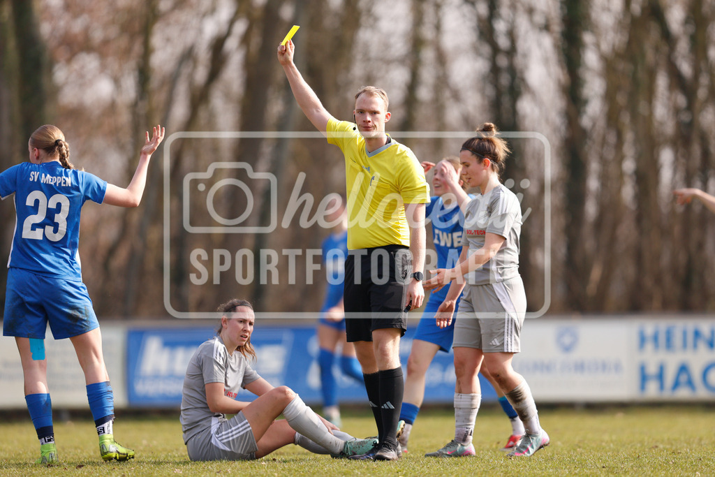 Fußball I Frauen I Saison 2025-2026 I Oberliga Niedersachsen I 15. Spieltag I SV Meppen 1912 e.v. U20 2 - BW Hollage -26 | Florian Buß (Schiedsrichter) gibt Mirja Langen (23, SV Meppen 1912 e.v.) eine gelbe Karte nach einem Foulspiel. - Realisiert mit Pictrs.com