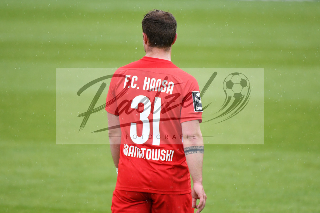 SVMFCH20200606_0084 | Fussball, Herren: Nico Granatowski (FC Hansa Rostock) schaut bei dem Spiel der 3. Liga zwischen SV Meppen und FC Hansa Rostock in der Haensch-Arena am 06.06.2020 in Meppen, Deutschland.DFB / DFL REGULATIONS PROHIBIT ANY USE OF PHOTOGRAPHS AS IMAGE SEQUENCES AND/OR QUASI-VIDEO. - Realisiert mit Pictrs.com