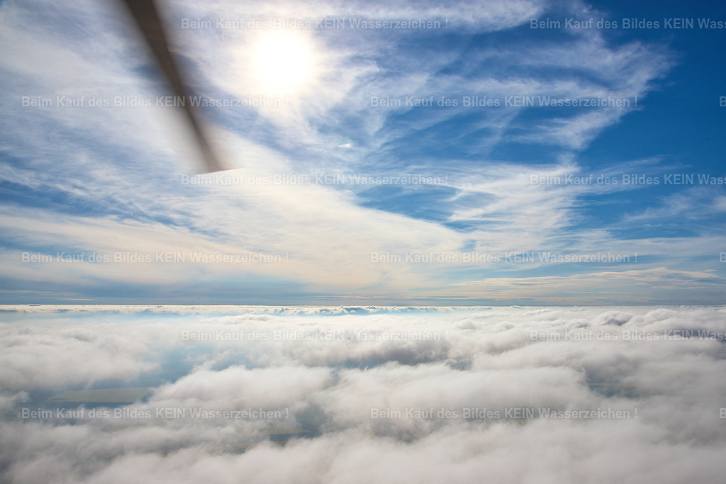 über-den-wolken | Manchmal bleibt die Kamera einfach liegen.Über den Wolken gibt es keine Motive mehr zu fotografieren – nur diesen einen Augenblick. Unter uns ein geschlossenes Wolkenmeer, über uns ein tiefblauer Himmel. Solche Momente vergisst man nicht so schnell. - Realisiert mit Pictrs.com