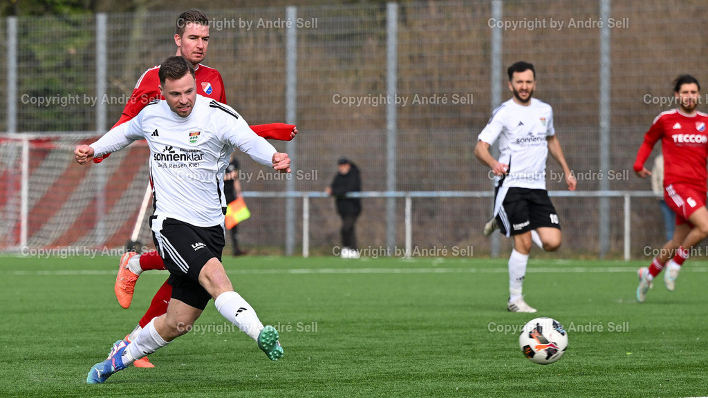 TSV Kronshagen vs. SpVg. Eidertal Molfsee | Roman-Alexander Reikat (TSVK #12) scheitert frei vor dem Tor an Fynn Mohr (Molfsee #1) &amp; Tobias Fölster (Molfsee #30) / Fußball-Landesliga Schleswig Männer 2025/2026 / TSV Kronshagen vs. SpVg. Eidertal Molfsee / Kunstrasenplatz (Platz 5) / Kronshagen / 21.03.26 - Realisiert mit Pictrs.com