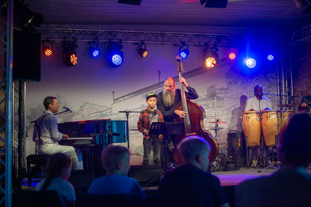 Summ Summ Salsa | Kinderkonzert Summ Summ Salsa mit Klazz Brothers & Cuba Percussion im Forte Belvedere Leisnig zum Festival Hallo Leisnig 2022. - Realisiert mit Pictrs.com