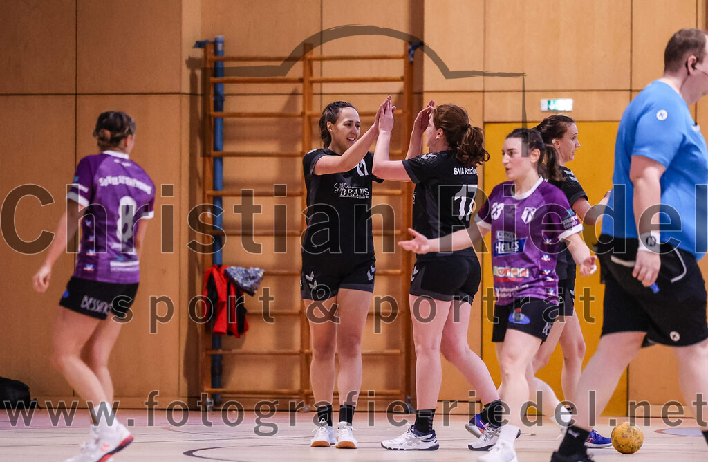 2024-12-14_130_SpVgg_Altenerding_gegen_SVA_Palzing | Erding, Deutschland, 14.12.2024:Handball, Bezirksoberliga Frauen Altbayern 2024 / 2024, 9. Spieltag, SpVgg Altenerding gegen SVA Palzing, Endergebnis: 20:30Lena Prem (SpVgg Altenerding, #8), Maria-Teresa Wöhrl (SVA Palzing, #11), Christina Schredl (SVA Palzing, #17), Katharina Künstner (SpVgg Altenerding, #23)Foto: Christian Riedel / fotografie-riedel.net