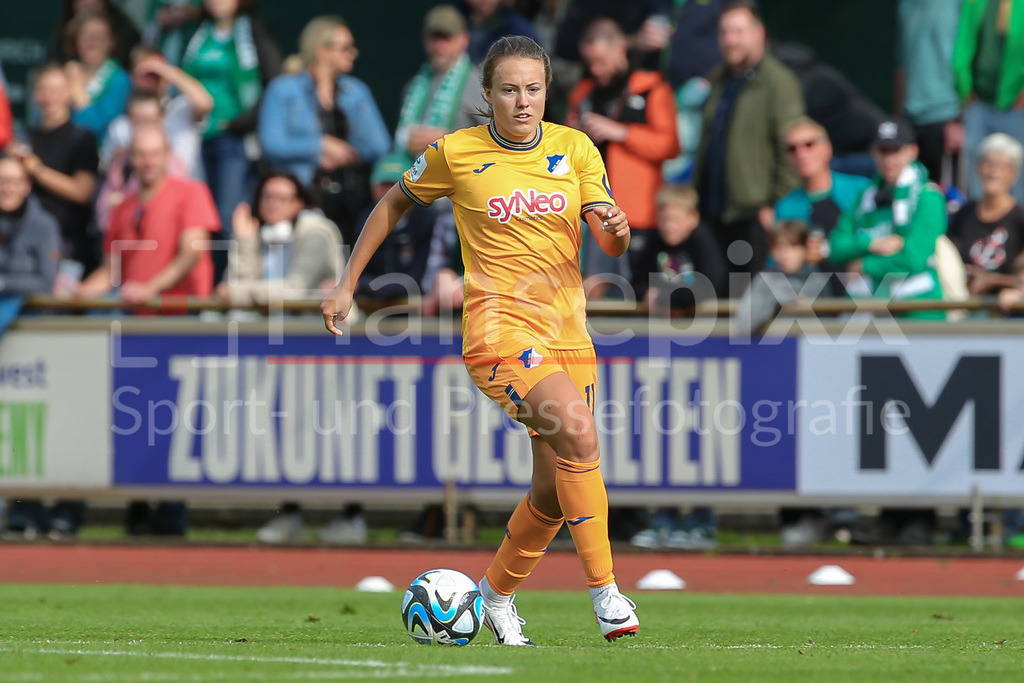 Fussball, Google Pixel Frauen-Bundesliga, SV Werder Bremen - TSG 1899 Hoffenheim | v.li.: Mara Alber (TSG 1899 Hoffenheim, 11) Freisteller, Einzelbild, Ganzkörper, Aktion, Action, Spielszene, DIE DFB-RICHTLINIEN UNTERSAGEN JEGLICHE NUTZUNG VON FOTOS ALS SEQUENZBILDER UND/ODER VIDEOÄHNLICHE FOTOSTRECKEN. DFB REGULATIONS PROHIBIT ANY USE OF PHOTOGRAPHS AS IMAGE SEQUENCES AND/OR QUASI-VIDEO.