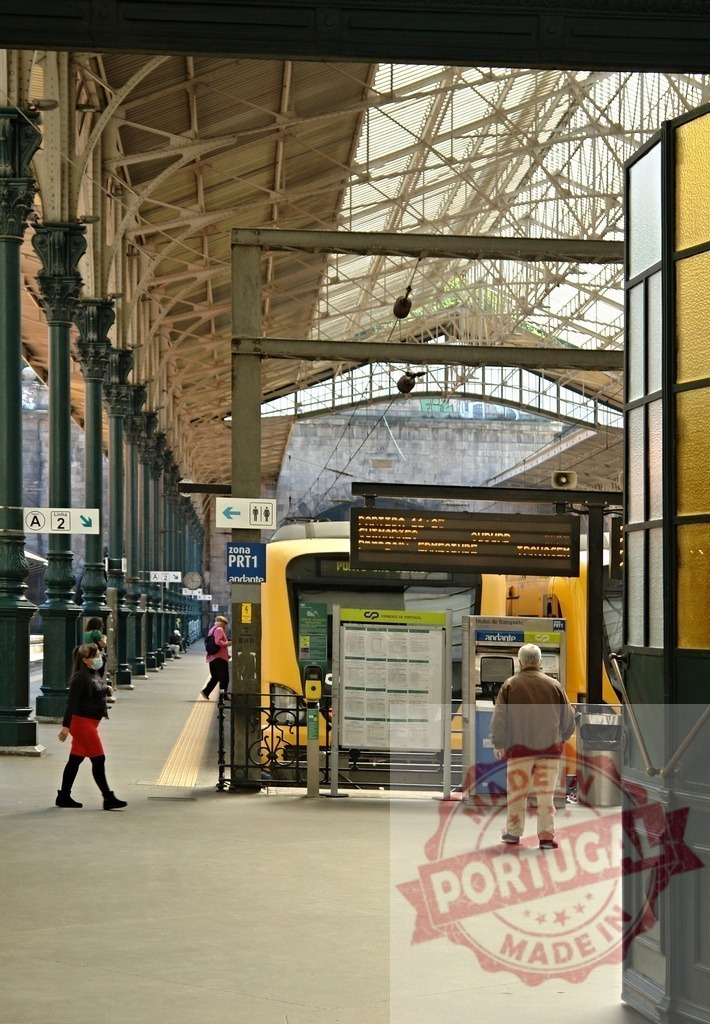 São Bento Station platform with commuters and yellow train | Commuters moving on the platform of São Bento Station, waiting for a yellow train - Realized with Pictrs.com