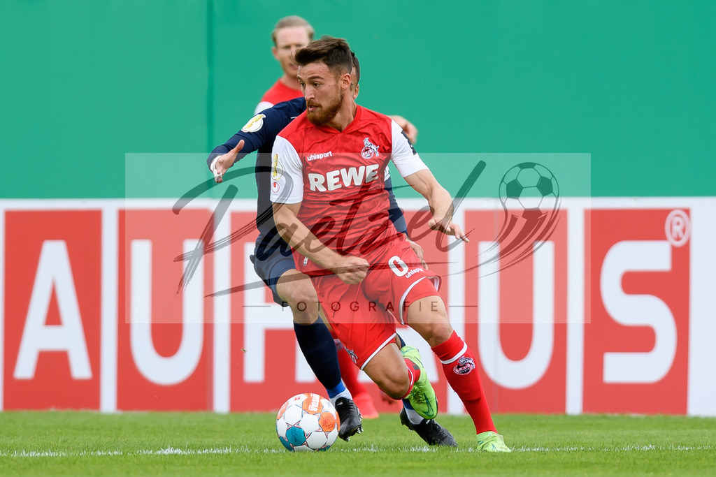 JENKOE20210808_129 | Fussball, Herren: Salih Oezcan (1. FC Koeln) in Aktion, am Ball, Einzelaktion beim Spiel der 1. Runde im DFB-Pokal zwischen FC Carl Zeiss Jena und 1. FC Koeln im Ernst-Abbe-Sportfeld am 08.08.2021 in Jena, Deutschland.DFB / DFL REGULATIONS PROHIBIT ANY USE OF PHOTOGRAPHS AS IMAGE SEQUENCES AND/OR QUASI-VIDEO. - Realisiert mit Pictrs.com