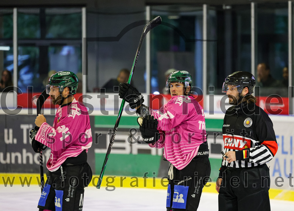 2025-10-05_074_TSV_Erding_gegen_Heilbronner_Falken | Erding, Deutschland, 05.10.2025:Eishockey, Oberliga Süd 2025 / 2026, 6. Spieltag, TSV Erding gegen Heilbronner Falken, Endergebnis: 3:1Markus Eberhardt (Erding Gladiators, #94), Louis Trattner (Erding Gladiators, #7)Foto: Christian Riedel / fotografie-riedel.net