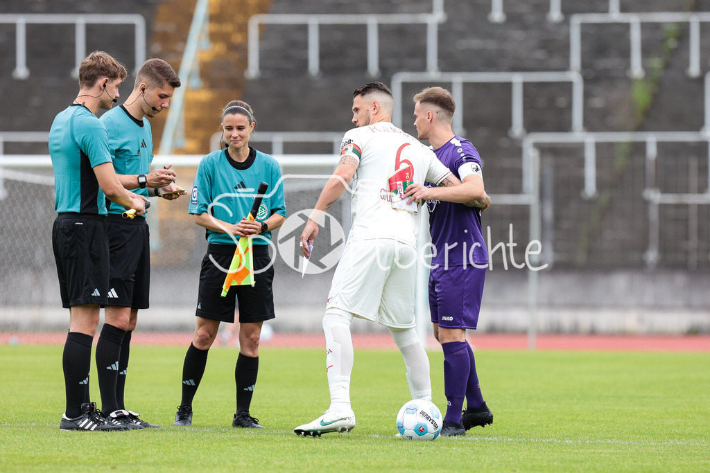 FC Augsburg - TSV Schwaben Augsburg | bei der Seitenwahl Jeffrey GOUWELEEUW (FCA #6) und Marco GREISEL (TSV #14) in Aktion