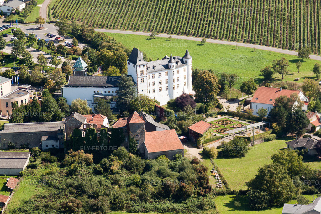Luftbild: Perl-Nennig, Victor's Residenz-Hotel Schloss Berg im Ortsteil Nennig in Perl im Bundesland Saarland in Deutschland. Foto: IMG_33712.jpg vom 11.09.2010 durch Werner Riehm/FLY-FOTO.de