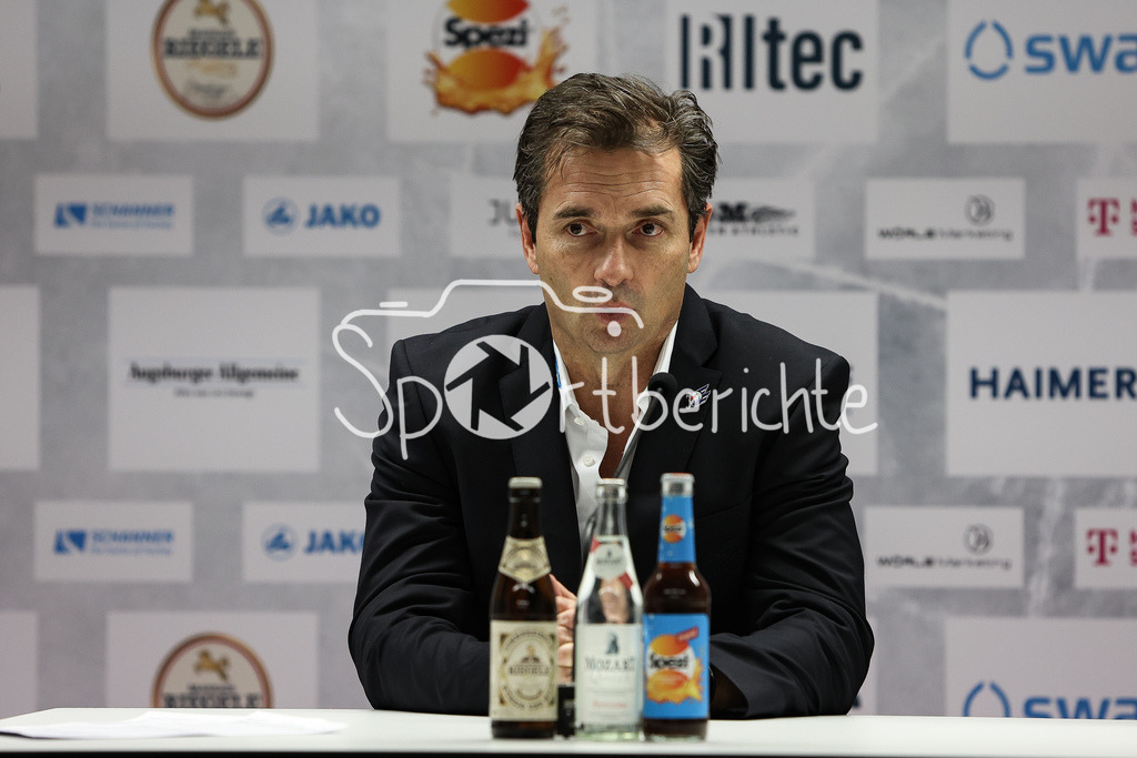 Augsburger Panther - Adler Mannheim | Adler Trainer Dallas EAKINS in Aktion  bei der Pressekonferenz nach der Partie in Augsburg / Freisteller / Einzelfoto