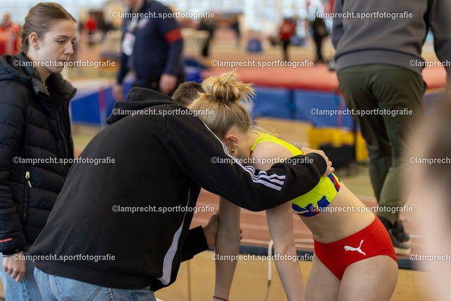 Leichtathletik I Landeshallenmeisterschaften 231 | v.l. Sören Kuhn (Trainer, SC Rönnau 74), Caia Hardes (SC Rönnau 74) - Realisiert mit Pictrs.com