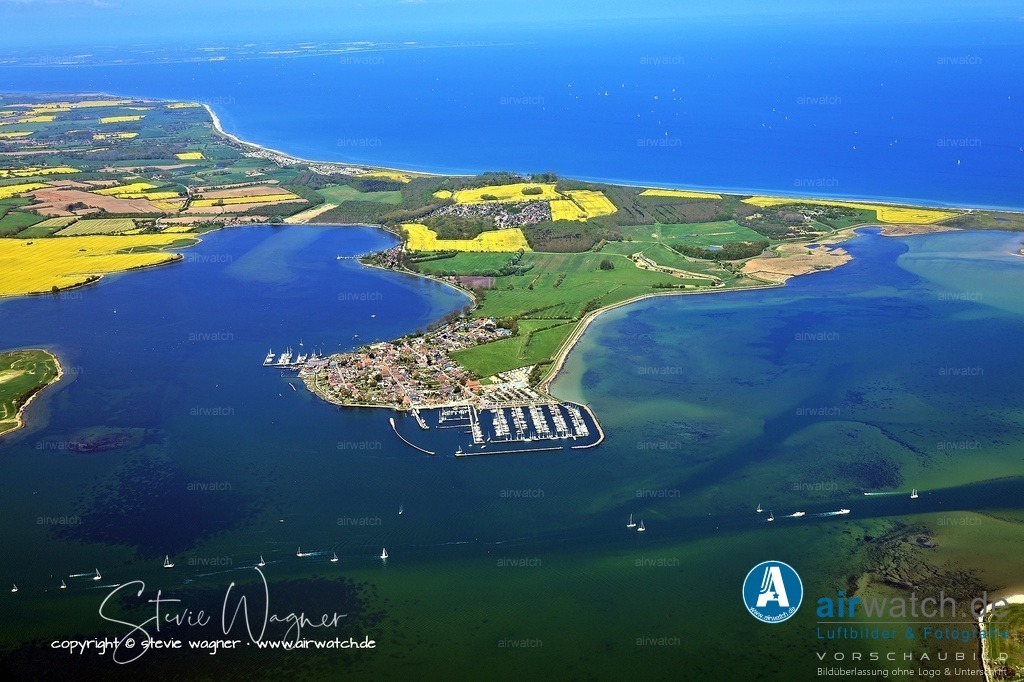 Luftbilder Ostseefjord Schlei, Maasholm, Port Olpenitz, Schleimünde | Maasholm liegt auf der Südwestspitze der früheren Insel Oehe, die zusammen mit der Lotseninsel in der damals wesentlich breiteren Schleimündung lag und ursprünglich eine Insel zwischen zwei Schleiverbindungen zur Ostsee war. An der Südseite von Oehe gab es bereits eine Wikingersiedlung, und Ende des 13. Jahrhunderts diente die Insel als Jagdgebiet des dänischen Königshauses.