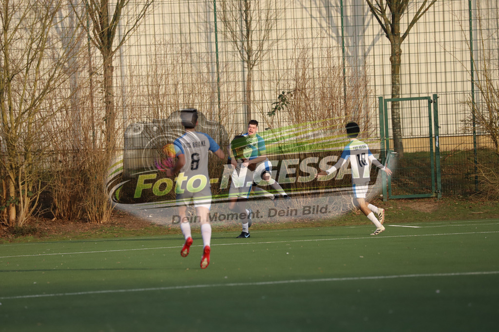 SC Bünde - TuS Brake | Auf dem Bild zu sehen: weiß TuS Brake: Jubel 2:4 (Chukwuma Agwunedu) SC Bünde, TuS Brake, Saison 25/26, Bezirksliga, Deutschland - Realisiert mit Pictrs.com