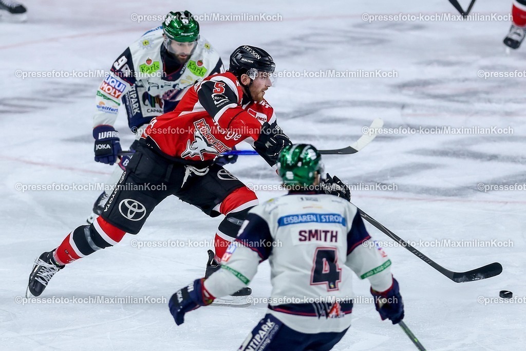 KEC20042601063 | 20.04.2026, Eishockey, DEL Halbfinale Play-Offs, Kölner Haie - Eisbären Berlin, Spiel 6, Lanxess-Arena Köln: Robin van Calster (Kölner Haie #05) im Zweikampf gegen  Adam Smith (Eisbären Berlin #04) Liam Kirk (Eisbären Berlin #94) 