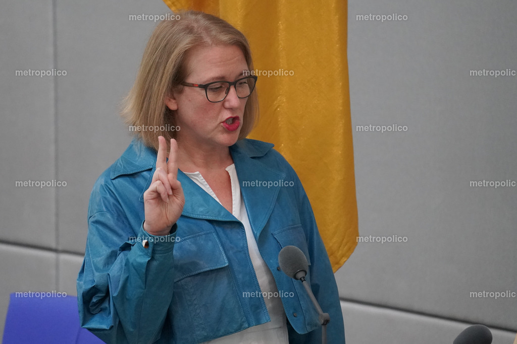 Lisa Paus legt Amtseid ab (3) | Metropolico