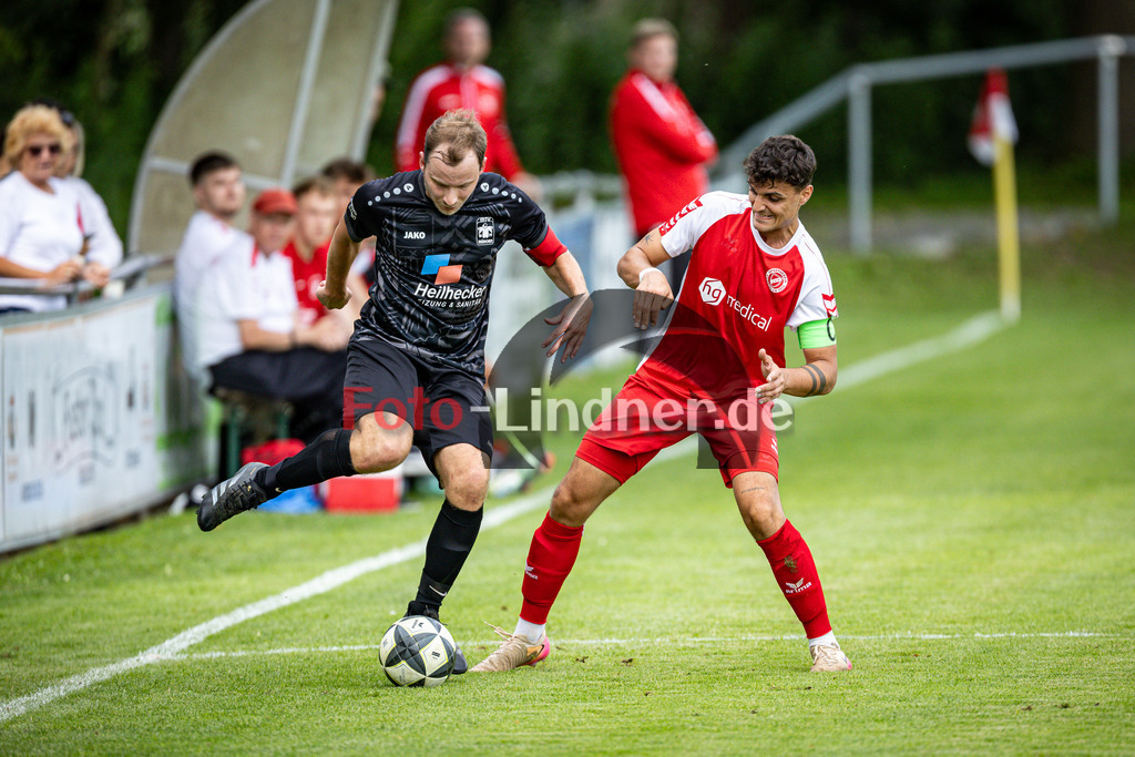 SV Raisting gegen MTV München | Fußball Herren Bezirksliga Oberbayern Süd 2025/26 9. Spieltag, SV Raisting gegen MTV München, 20250913,Zweikampf, 2025-09-13 in Raisting (Raiffeisen Arena Raisting), Valentin DAMMASCH (MTV München Kapitän 10), Gianluca ZANDT (SV Raisting Kapitän 19), Copyright: WolfgangxLindner www.foto-lindner.de
