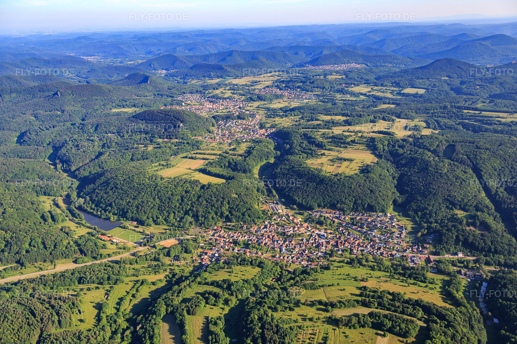 Luftbild: Ortsansicht am Klingbach im Pfälzerwald aus Süden in Silz im Bundesland Rheinland-Pfalz in Deutschland. Foto: IMG_080061.jpg vom 05.06.2015 durch Werner Riehm/FLY-FOTO.de
