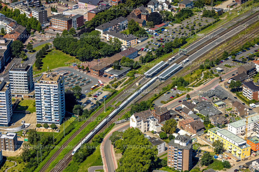 Wesel240802179 | Luftbild, Bahnhof Wesel mit Intercity Zug, Bahnhofsgebäude, ZOB Busbahnhof am Franz-Etzel-Platz und Hochhäuser, Wesel, Ruhrgebiet, Niederrhein, Nordrhein-Westfalen, Deutschland