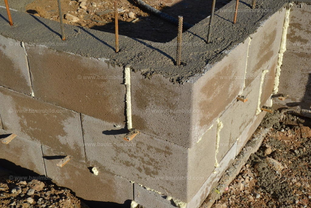Schalsteine mit Betonfüllung | Ecke Mauerwerk aus Schalungssteinen mit Füllbeton und Steckeisen