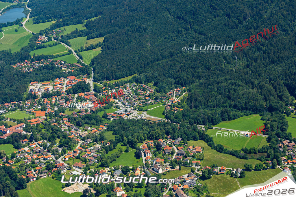 Aktuelles Luftbild von  Bad Heilbrunn - Die Luftaufnahme wurde 2022 mittels UL-Flugzeug erstellt ( keine Drohne ) - hochauflösende Kamera-Systeme von  Canon -Beste Qualität - Für grossformatige Ausdrucke geeignet. Die Geschenkidee !