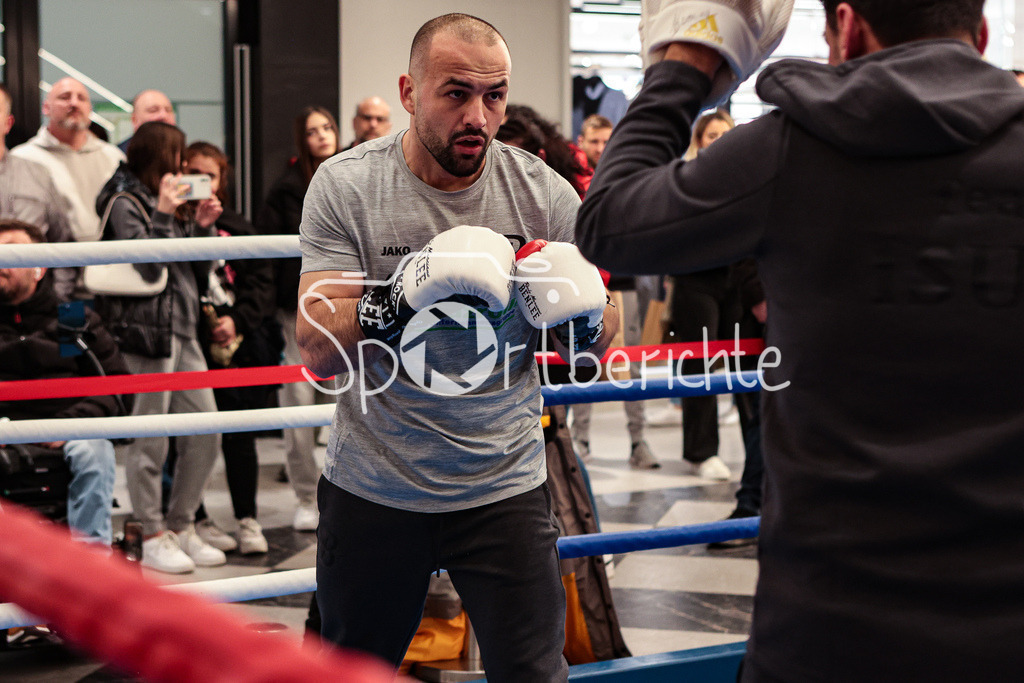 Profi - Box - Gala / Show Training | Shefat ISUFI in Aktion beim Showtraining in Muenchen