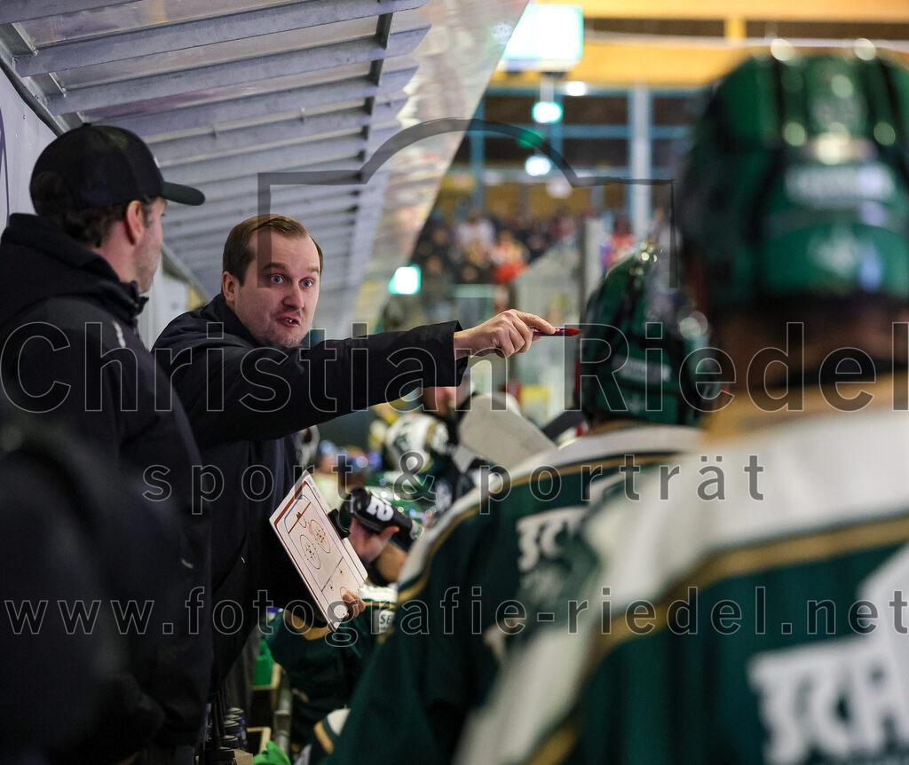 2025-11-16_119_TSV_Erding_gegen_Selber_Woelfe | Erding, Deutschland, 16.11.2025:Eishockey, Oberliga Süd 2025 / 2026, 17. Spieltag, TSV Erding gegen Selber Wölfe, Endergebnis: 3:1Teamchef Dominik Quinlan (Erding Gladiators)Foto: Christian Riedel / fotografie-riedel.net