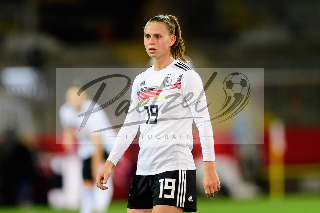 GERTUR20211126_149 | Fussball, Frauen: Klara Buehl (Germany) schaut bei dem Spiel der WM-Qualifikation zwischen Deutschland und Tuerkei im Eintracht-Stadion am 26.11.2021 in Braunschweig, Deutschland. - Realisiert mit Pictrs.com