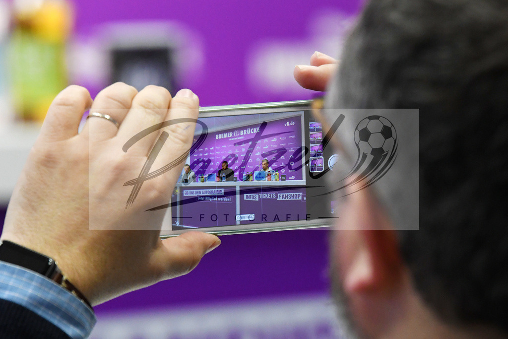 20200127_PKOSNA_0020 | Fußball, Herren: Ein Journalist macht ein Foto mit seinem Handy bei der Pressekonferenz des VfL Osnabrück am 27.01.2020 im Stadion an der Bremer Brücke in Osnabrück, Deutschland.(Foto von Nico Paetzel) - Realisiert mit Pictrs.com