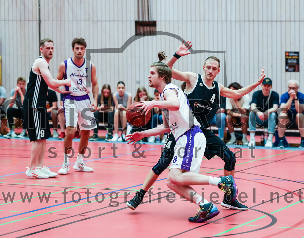 2022-05-15_088_SpVgg_Altenerding_gegen_TSV_Muenchen-Forstenried | Erding, Deutschland, 15.05.2022:
Basketball, Bezirksliga 2021 / 2022, Play-Offs, SpVgg Altenerding gegen TSV München-Forstenried, Endergebnis: 55:57

Kristof Vadasz (SpVgg Altenerding, #8), Philipp Wißmeier (TSV München-Forstenried, #4)

Foto: Christian Riedel / fotografie-riedel.net