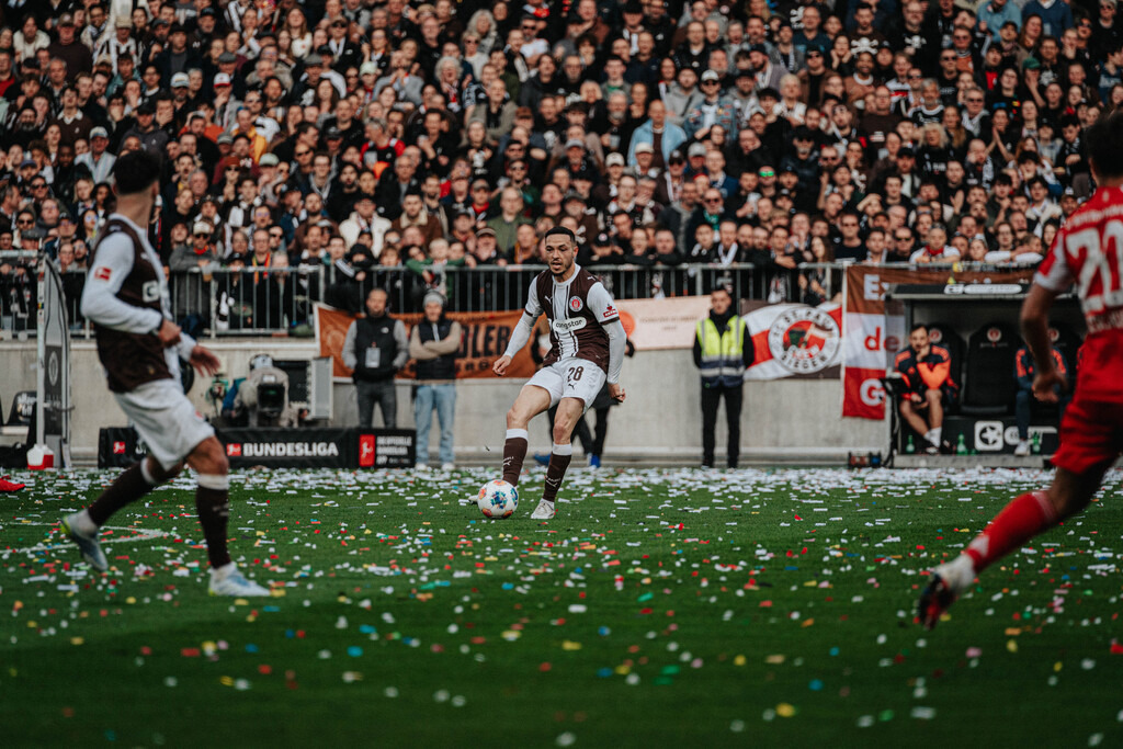FCP08030 | Der offizielle Shop für FC St. Pauli Fotos. Wähle aus Spielszenen & Fanmomenten dein FCSP Wunschformat. Wir liefern Millerntor-Atmosphäre.