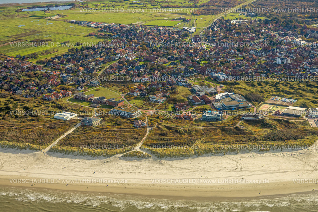 Wittmund251105664Langeoog | Luftbild, Ostfriesische Insel Langeoog, Ortsansicht Wohngebiet mit Meerwasserbad Freizeitbad Erlebnisbad Langeoog mit Strandhalle, Strandhotel Die Sandburg Langeoog und Silt und Sand Langeoog, Haus Kloster Loccum und Sporthus Tischtennishalle Langeoog, daneben Baustelle mit Neubau, Langeoog, Norddeutschland, Ostfriesland, Niedersachsen, Deutschland