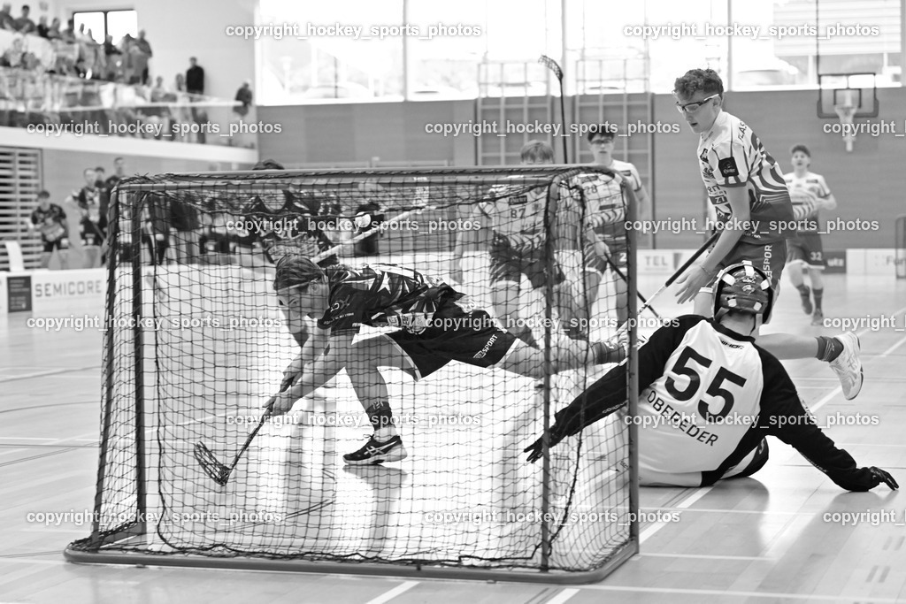 VSV Unihockye vs. KAC Floorball | #15 Tristan Bogataj VSV Unihockey, #55 Maximilian Obereder KAC Floorball, #29 Sebastian Flaschberger KAC Floorball, VSV Unihockye vs. KAC Floorball, VSV Unihockye vs. KAC Floorball am 13.04.2025 in Villach (Ballspielhalle St. Martin), Austria, (Photo by Bernd Stefan)