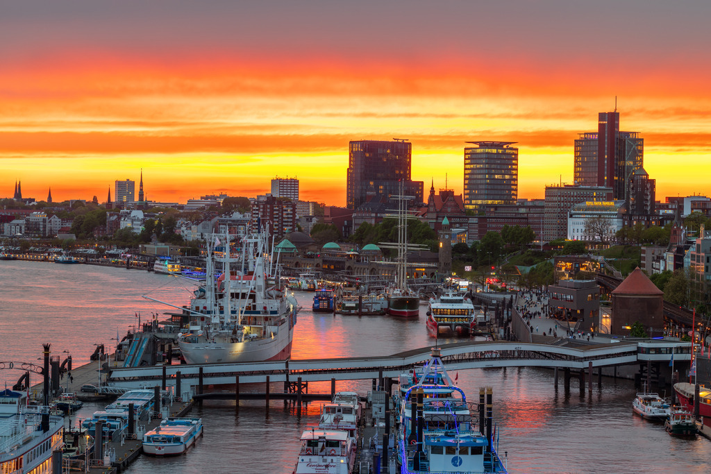10250806 - Abendrot über Hamburg | Blick auf die Überseebrücke und die Landungsbrücken während einer farbenfrohen Abendstimmung.