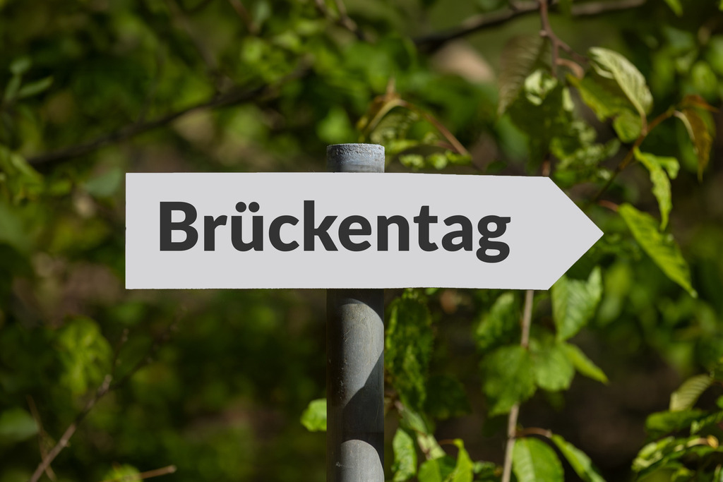 Brückentag Schild | (Fotomontage) Schild im Wald mit hinzugefügtem Text BRÜCKENTAG - Realisiert mit Pictrs.com