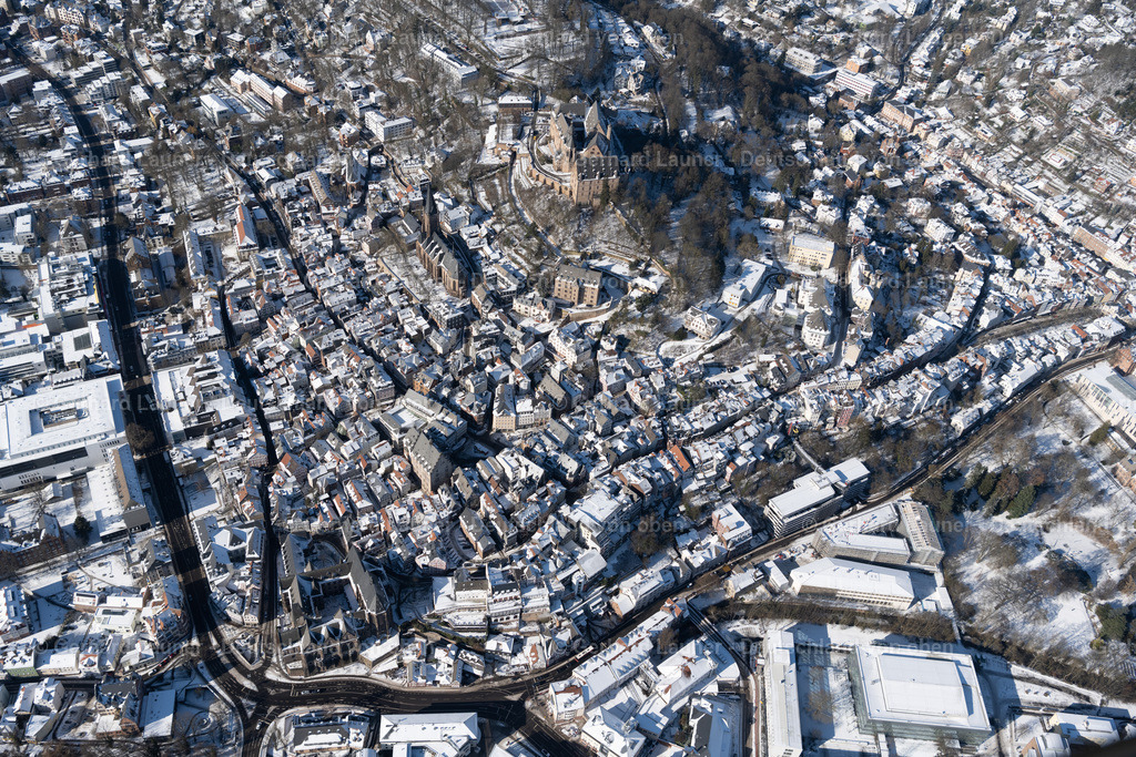 4043527 | MARBURG 13.02.2021 Winterlich schneebedeckte Stadtansicht vom Innenstadtbereich in Marburg im Bundesland Hessen, Deutschland. // Wintry snowy city view of the city area of in Marburg in the state Hesse, Germany. Foto: Gerhard Launer