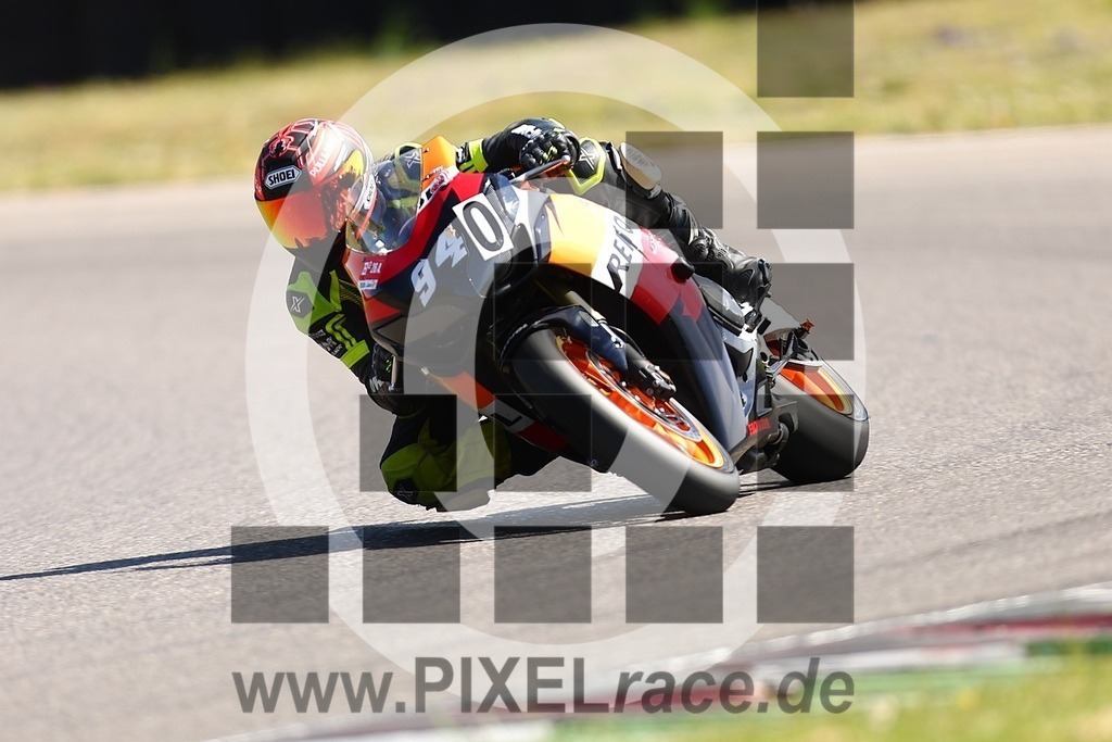 0940-20260426_01529 | Schöne Erinnerungen an spannende Momente - das festzuhalten ist unser Job. PIXELrace.de ist seit 2003 auf den Rennstrecken Europas unterwegs um die Action draußen beim Fahren und die wunderbare Stimmung imm Fahrerlager für euch einzufangen.