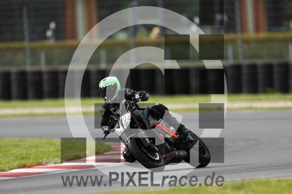 0402-20240617_00289 | Schöne Erinnerungen an spannende Momente - das festzuhalten ist unser Job. PIXELrace.de ist seit 2003 auf den Rennstrecken Europas unterwegs um die Action draußen beim Fahren und die wunderbare Stimmung imm Fahrerlager für euch einzufangen.