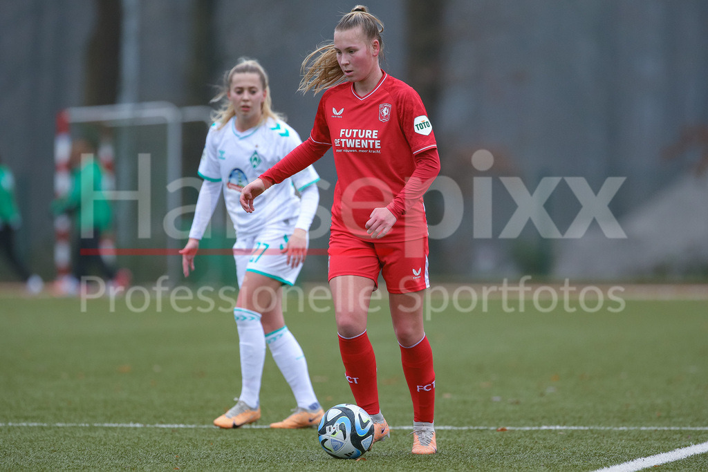 Fussball, Testspiel Frauen, SV Werder Bremen - FC Twente Enschede | v.li.: Fieke Kroese (FC Twente Vrouwen, 17) am Ball, Einzelbild, Ganzkörper, Aktion, Action, Spielszene