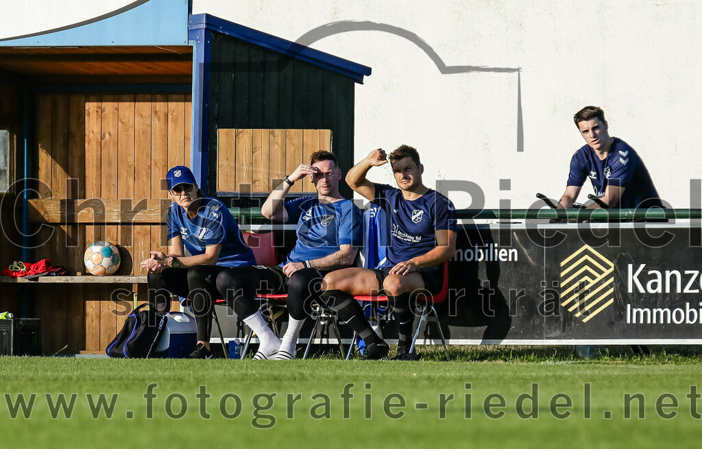 2023-07-14_024_FC_Langengeisling_gegen_FC_Velden-Eberspoint | Erding, Deutschland, 14.07.2023:
Fußball, Bezirksliga Oberbayern Ost 2023 / 2024, Testspiel, FC Langengeisling gegen FC Velden-Eberspoint, Endergebnis: 5:0

Physio Jana Otto (FC Langengeisling), Andreas Buchberger (FC Langengeisling, #8)

Foto: Christian Riedel / fotografie-riedel.net