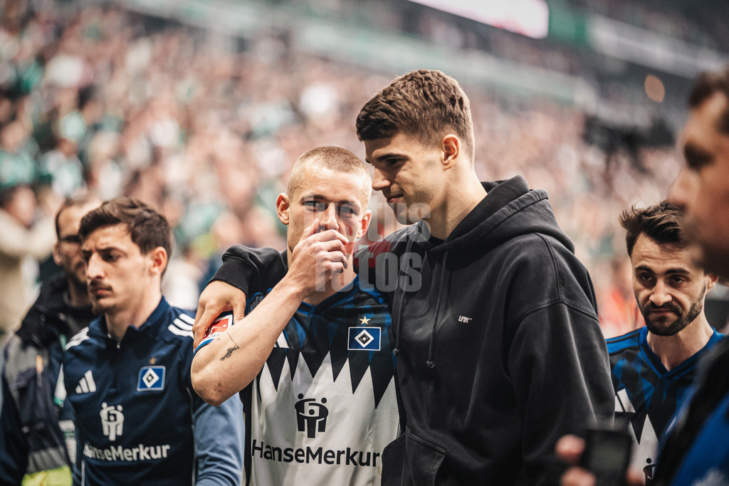 Fußball | Männer | Saison 2025/2026 | 1. Fußball-Bundesliga | 30. Spieltag | SV Werder Bremen vs. Hamburger SV | 18.04.2026 | v.l. Miro Muheim (#28, HSV) und Luka Vuskovic (#44, HSV) gehen gemeinsam aus dem Stadion