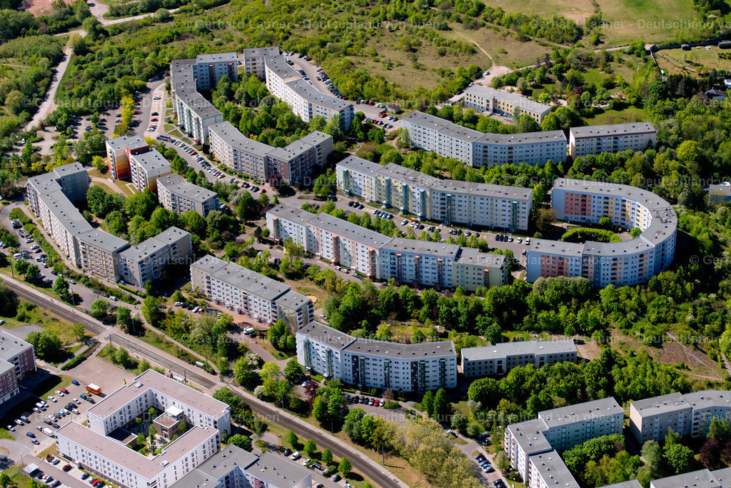 4026571 | ERFURT 07.05.2020 Hochhäuser im Wohngebiet einer industriell gefertigten Plattenbau- Siedlung Am Katzenberg im Ortsteil Melchendorf in Erfurt im Bundesland Thüringen, Deutschland. Weiterführende Informationen bei: TAG Immobilien AG. // Skyscrapers in the residential area of industrially manufactured settlement Am Katzenberg in the district Melchendorf in Erfurt in the state Thuringia, Germany. Further information at: TAG Immobilien AG. Foto: Gerhard Launer