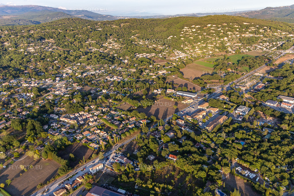 Vue aérienne: Vue de la ville à Montauroux dans le département Var, France. Photo: IMG_129554.jpg prise le 18/09/2021 par Werner Riehm/FLY-FOTO.eu – Résolution de l'original: 5000 x 3333 px