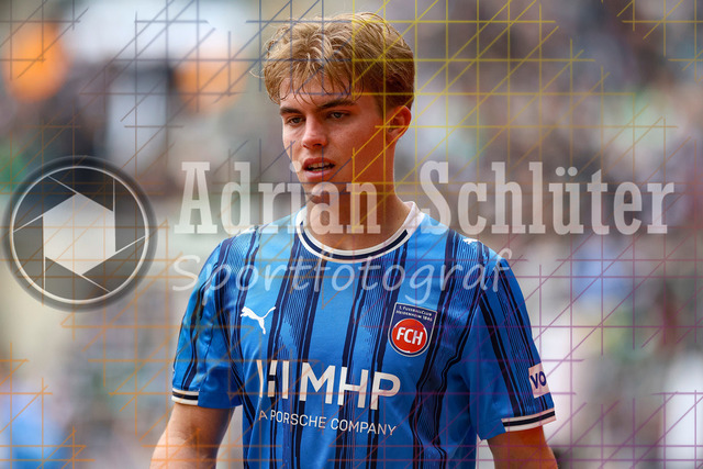 04.04.2026, GER, Fussball, Herren, 1. BL, Saison 2025/2026, Borussia Mönchengladbach - 1. FC Heidenheim | Hennes Behrens (Heidenheim) schaut 