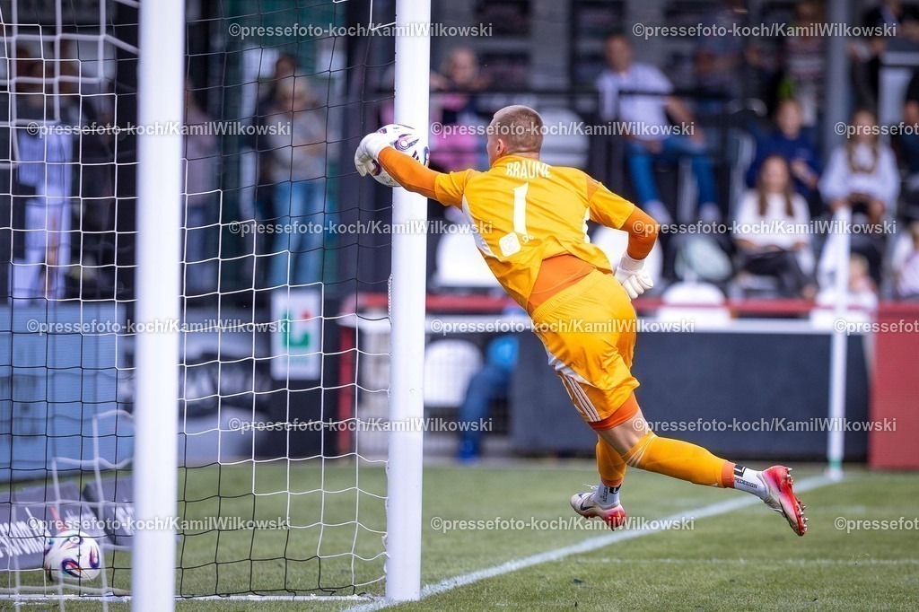 xKWIx30082502025 | 30.08.2025, xkwix, Fußball, Liga3, SC Verl - MSV Duisburg, Sportclub Arena: Towart Maximilian Braune (MSV Duisburg #1) bei dem Tor zum 2:0 durch Timur Gayret (SC Verl #30)