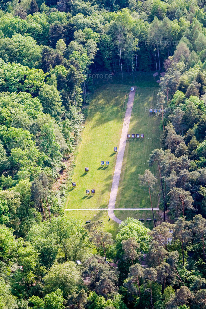 Luftbild: Übungs- Gelände des Schießplatzes des Bogenschützenvereins in einer Waldlichtung in Kandel im Bundesland Rheinland-Pfalz in Deutschland. Foto: IMG_1892.jpg vom 14.05.2006 durch Werner Riehm/FLY-FOTO.de