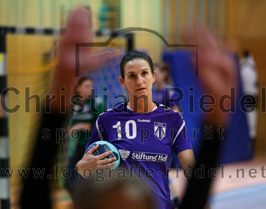 2022-11-05_007_SpVgg_Altenerding_gegen_SpVgg_Erdweg | Erding, Deutschland, 05.11.2022:
Handball, Bezirksoberliga Frauen Altbayern 2022 / 2023, 3. Spieltag, SpVgg Altenerding gegen SpVgg Erdweg, Endergebnis: 27:16

Janina Konrad (SpVgg Altenerding, #10)

Foto: Christian Riedel / fotografie-riedel.net