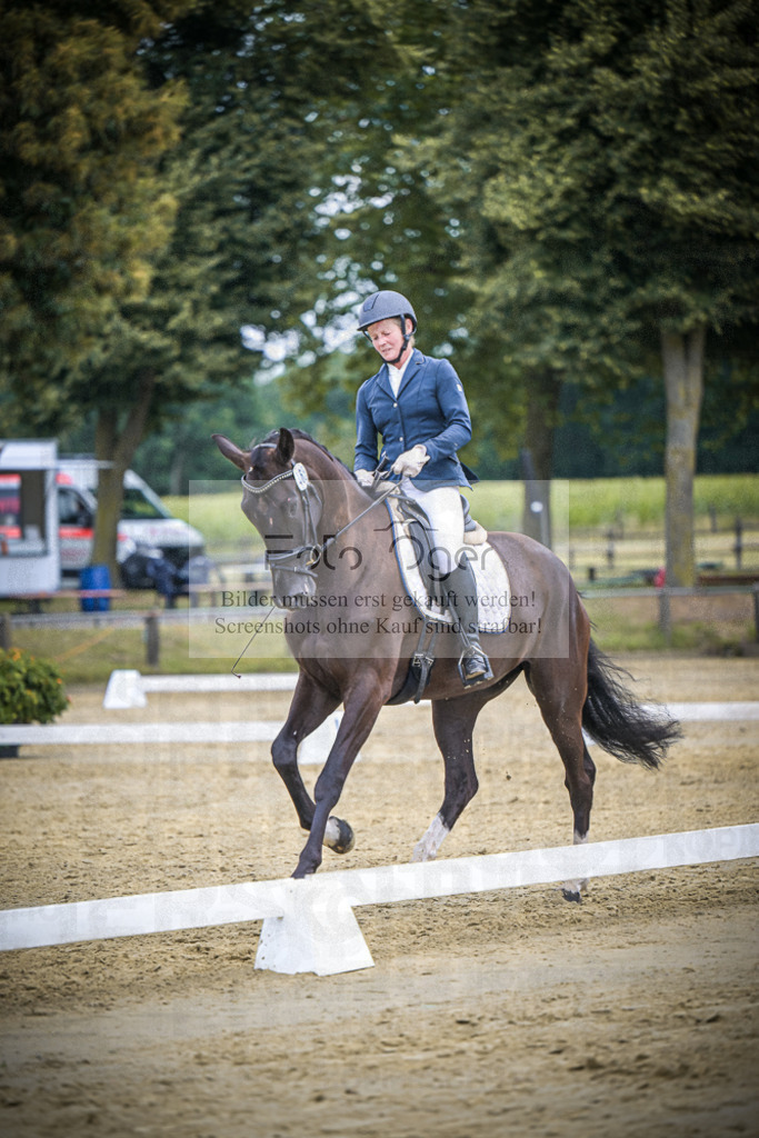 DOS_9569 | Entdecke hochwertige Reitturnierfotos von Foto Oger. Professionell, emotional und authentisch – jetzt Lieblingsmomente im Shop bestellen.Deutschlandweite Turnierfotografie. - Realisiert mit Pictrs.com