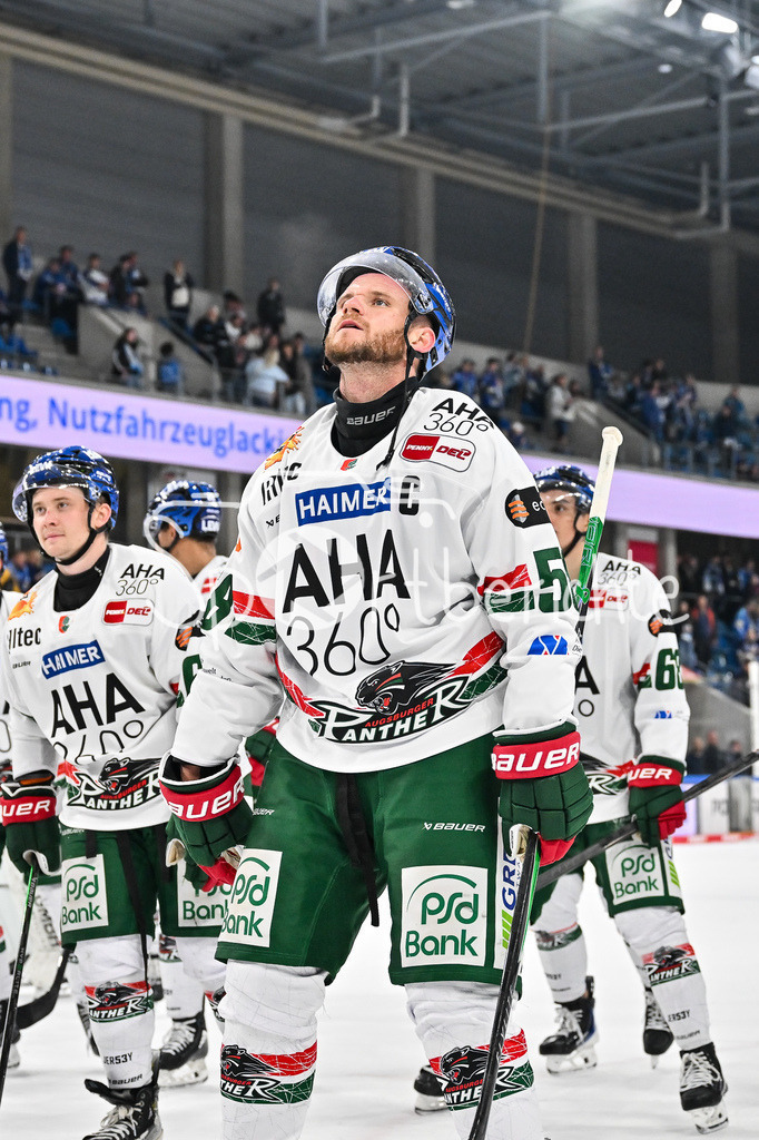 Dresdener Eislöwen - Augsburger Panther | Die Spieler der Panther feiern zusammen mit den Fans den Auswärtssieg in Dresden / DEL: Dresdener Eislöwen - Augsburger Panther; Joynext-Arena am 05.10.2025 / Maximilian RENNER (Augsburger Panther 58)