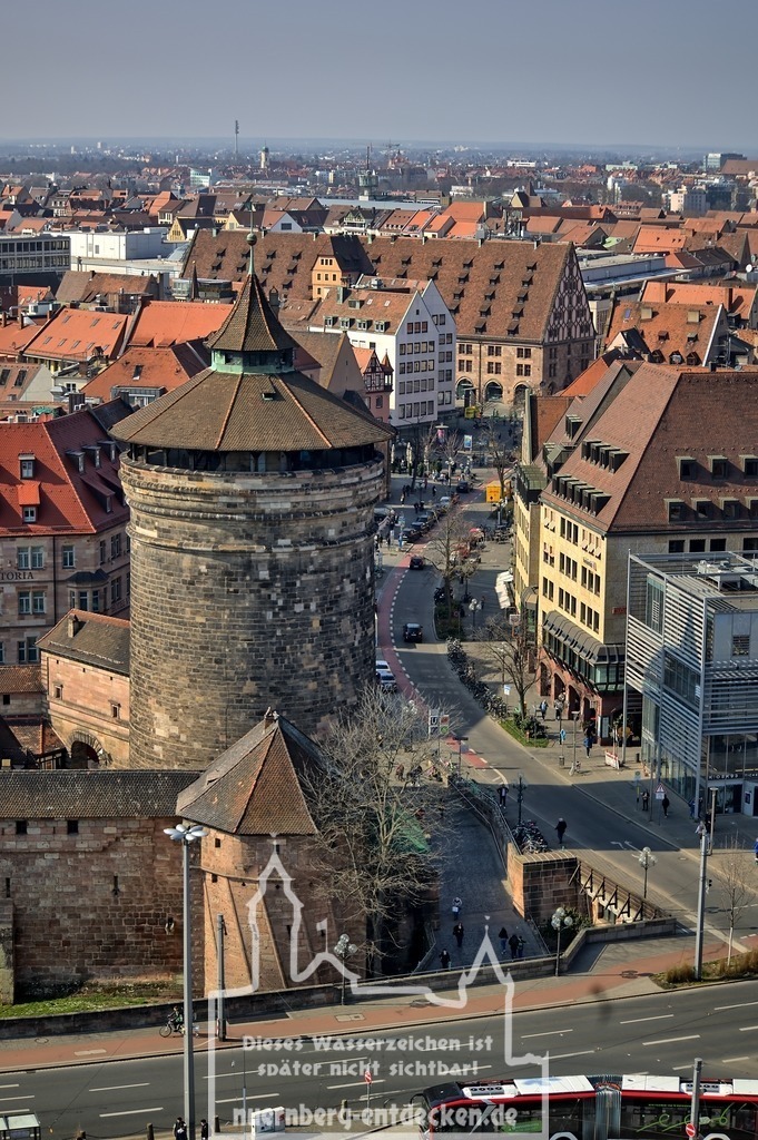 Nürnberg Frauentorturm von oben | Blick auf den Frauentorturm in Nürnberg, welcher den Anfang der Innenstadt kennzeichnet. Die daneben liegende Königsstraße führt direkt in den historischen Stadtkern und wir in den nächsten Jahren auch für den Verkehr gesperrt werden und zu Fußgängerzone umgewidmet.  - Realisiert mit Pictrs.com